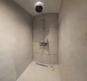 smalle badkamer opgedeeld in wc appart en design douche.jpg