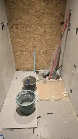 smalle badkamer opgedeeld in wc appart en design douche.jpg