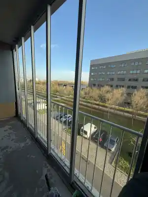 Reiniging glazen schuiframen en balkonpartij.jpg