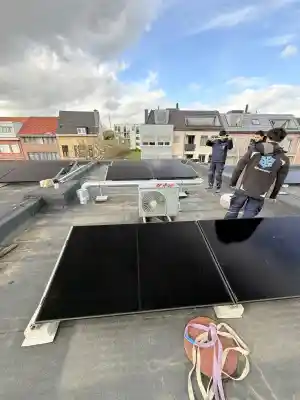 Plaatsing 86 zonnepanelen voor BEN-woning blokken.jpg