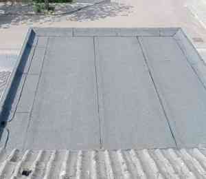 Dakkapel voorzien van nieuwe bitumen dakbeddeking.jpg