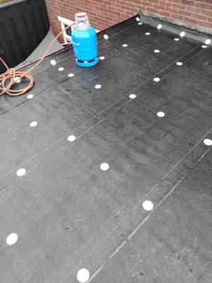 Bitumem dak voorzien van nieuwe dakbeddeking.jpg