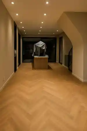 High-end renovatie: visgraatvloer, LED-trap & naadloze wandafwerking .jpg