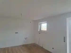 Kinderzimmer Farblich abgesetzt. Wohnung mit Raufaser tapeziert..jpg