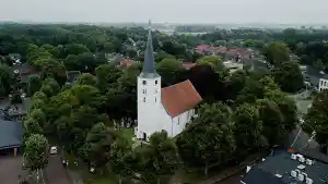 Zomerbruiloft Heiloo & Amsterdam – Ceremonie in het Witte Kerkje.jpg