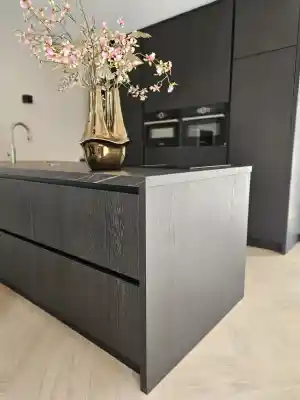 Moderne maatwerk keuken met luxe afwerking.jpg