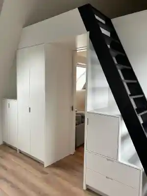 Maatwerk kastenwand onder schuine kap.jpg