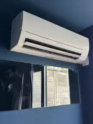 2 Mitsubishi Electric airco's geïnstalleerd aan de Overtoom, Amsterdam.jpg