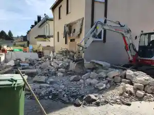 Abrissarbeiten sowie die Kellerausschachtung .jpg