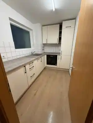 Entfernung von Fliesen und Neuverlegung eines Bodenbelags.jpg