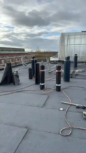 Almere bitumen dakbedekking geplaatst.jpg