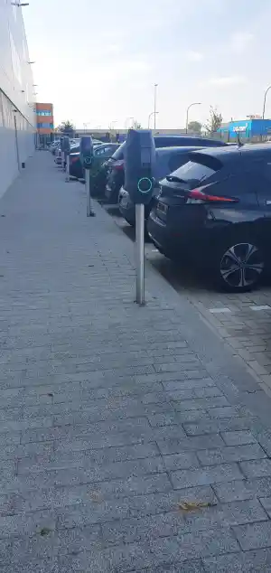 montage 4 laadpalen.jpg