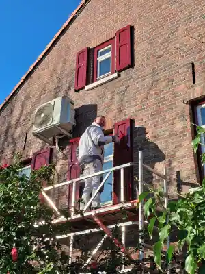 Raam luiken repareren en schilderen.jpg