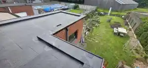 Renovatie van een plat dak boven de aanbouw van de woning.jpg