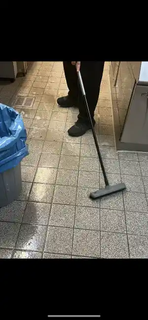 Grundreinigung eines Küchenbodens .jpg