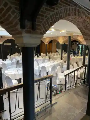 Schoonmaak van een feestzaal.jpg