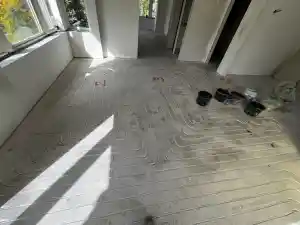 85 m2 frezen op een houten vloer.jpg