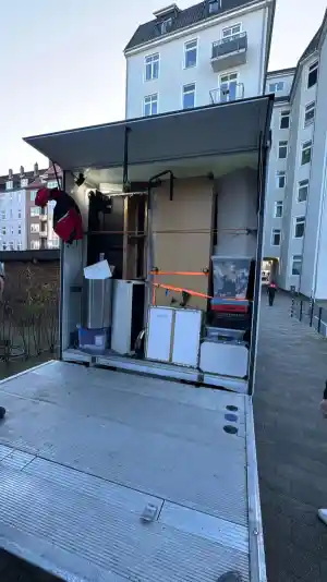 Umzugsservice und Transport Montage Arbeit Einpacken Halteverbot zone.jpg
