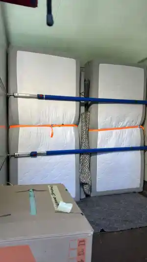 Umzugsservice und Transport Montage Arbeit Einpacken Halteverbot zone.jpg