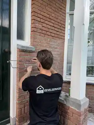 Voegwerk vernieuwd voor duurzame gevel.jpg