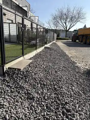 het plaatsen van nieuwe siergrind rond appartementsblok.jpg