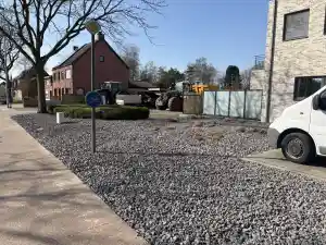 het plaatsen van nieuwe siergrind rond appartementsblok.jpg