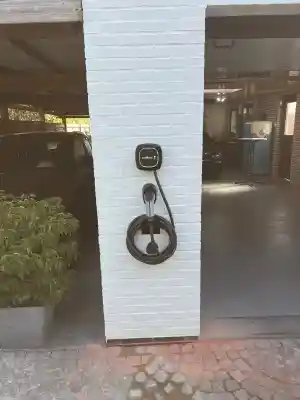 Laadpaal geplaatst.jpg