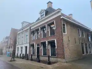 Binnen en buiten schilderwerk inclusief glas in lood.jpg