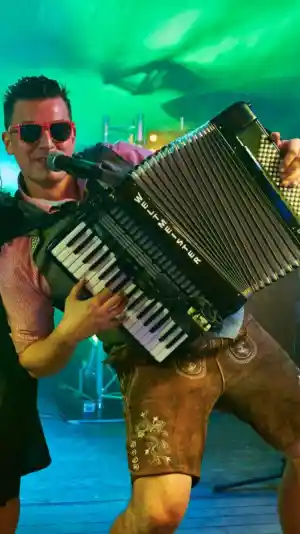 Andreas Gabalier Double DENNIS.jpg