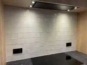 Plaatsen van spatwand in keuken.jpg