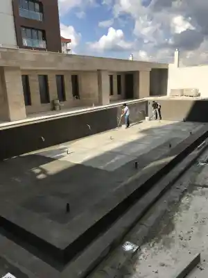 Waterdicht betegeld zwembad met drainagesysteem.jpg