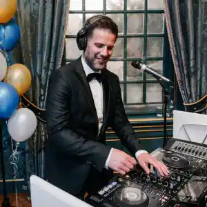 DJ LLEBON.jpg