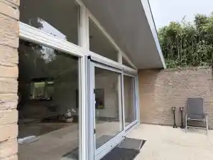 Glazen en kozijnen schoonmaken .jpg