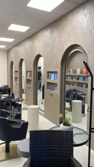 Moderne Salon- und Raumgestaltung mit hochwertiger Wandveredelung.jpg