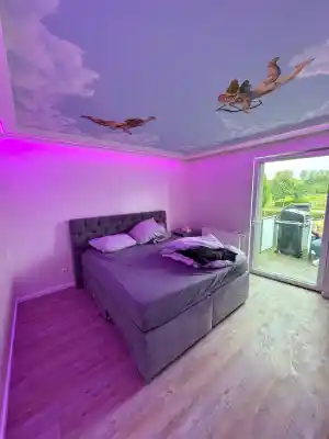 Exklusive Schlafzimmergestaltung mit LED-Beleuchtung und Kunstdecke.jpg