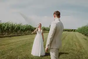 Huwelijksfotografie Gooik - zomers huwelijk tussen de wijnvelden.jpg