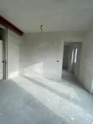Vakkundig stucwerk op steenmuren in Dokkum.jpg