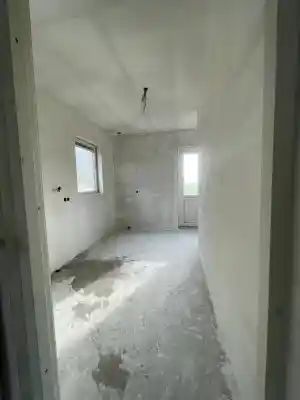 Vakkundig stucwerk op steenmuren in Dokkum.jpg