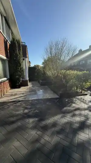 Robuuste oprit met elegante voortuin in Huizen.jpg