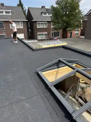 Nieuw bitumen dak op geïsoleerde aanbouw.jpg
