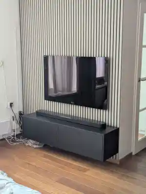 Wand panelen met TV meubel.jpg