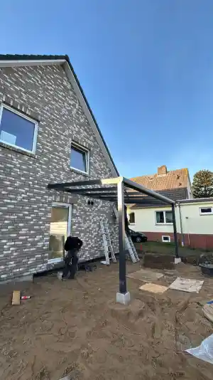 Terrassenüberdachung aus Alu mit Glasdach.jpg