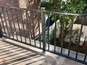 hekwerk op balkon geplaatst voor klant in utrecht.jpg