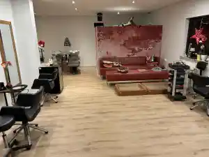 Vinyl verlegen im Friseursalon.jpg