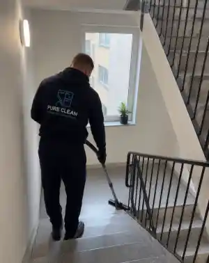 Reinigen van trappenhuis.jpg