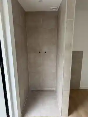 Tuingebouw met slaapruimte en douche, Den Haag.jpg