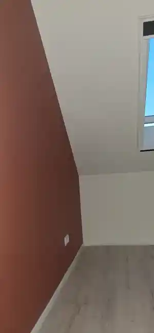 Zolderkamer met plafondgedeelte behangen..jpg