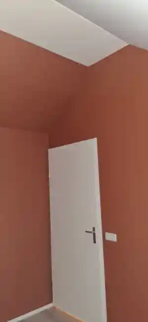Zolderkamer met plafondgedeelte behangen..jpg