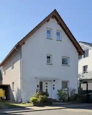 Fassadenreinigung – Moos und Grünbelag vollständig entfernt, Farbe wie.jpg