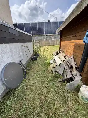 Gartenarbeit Rasenmähern Unkraut entfernen .jpg